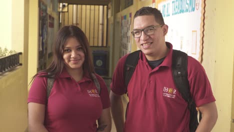 Jóvenes-Hispanos-Sonrientes-Se-Reúnen-En-Un-Salón-De-Clases-En-Una-Escuela-Pública-En-Honduras