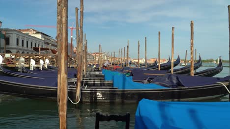 Los-Turistas-Salen-De-Las-Góndolas-Después-De-Navegar-En-Venecia.