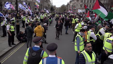 Zwei-Reihen-Von-Absperrungen-Durch-Beamte-Der-Metropolitan-Police-Trennen-Pro-israelische-Und-Pro-palästinensische-Demonstranten-Voneinander,-Während-Die-Jährliche-Demonstration-Zum-Al-Quds-Tag-Am-Parlamentsgebäude-Vorbeizieht