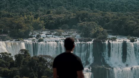Mann-Mit-Blick-Auf-Die-Malerischen-Iguazú-Wasserfälle-In-Brasilien-Und-Argentinien---Mittlere-Aufnahme