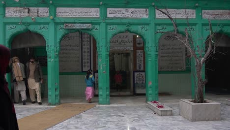 People-entering-Shah-Dola-Darbar,-a-shrine-in-Gujrat,-Pakistan,-known-for-its-association-with-microcephaly