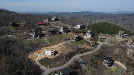 Luftaufnahme-Von-Miethütten-Und-Miethäusern-In-Den-Smoky-Mountains-In-Tennessee