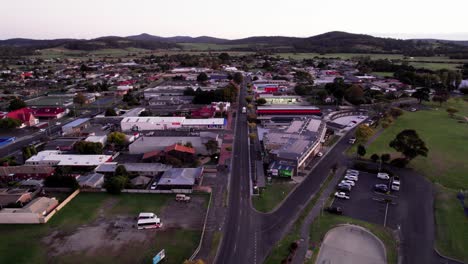 Antena-Estableciendo-La-Calle-Principal-De-Una-Pequeña-Ciudad-Saint-Helens,-Tasmania