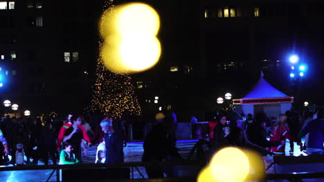 Los-Angeles-Ca-Usa,-Tiempo-De-Navidad,-Gente-Patinando-Sobre-Hielo-En-La-Pista-De-Hielo-En-Pershing-Square,-Multitud-Y-Luces-Navideñas