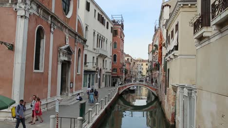 La-Gente-Camina-Por-Un-Pintoresco-Canal-En-Un-Tranquilo-Barrio-De-Venecia.