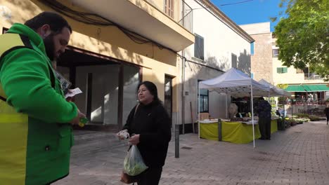 Día-De-Mercado-De-Son-Servera-Con-Gente-Hablando,-Caminando,-Vendedores-Negociando,-Cuidado-Y-Arquitectura-Tradicional-Pequeña-Ciudad-De-Mallorca,-España.