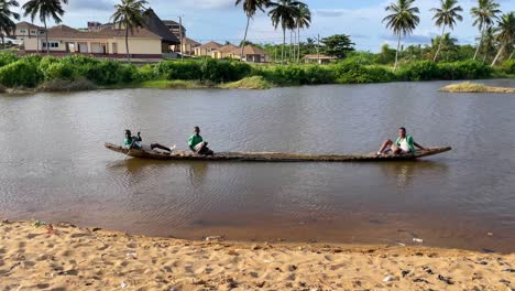 Pueblo-Pesquero-De-Moree,-Costa-Del-Cabo,-Gente-Local-Remando-En-Un-Barco-Tradicional-De-Madera