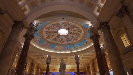 Schwenk-Nach-Unten-Geschossen-Von-Der-Verzierten-Decke-Im-Caesars-Palace-Casino-Mit-Statuen-In-Der-Lobby