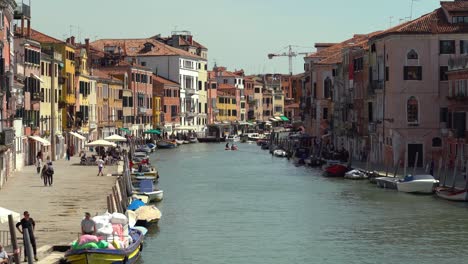 Mañana-Ocupada-Cerca-De-Las-Orillas-Del-Gran-Canal-De-Venecia