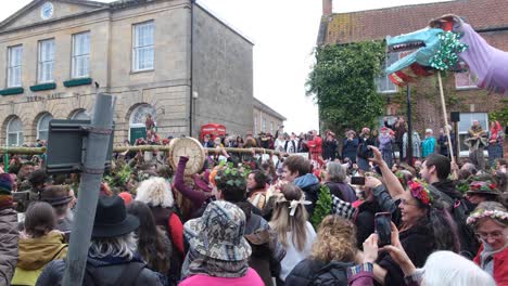 El-árbol-De-Mayo-Abriéndose-Paso-Entre-Multitudes-De-Personas-En-La-Ciudad-De-Glastonbury-Durante-La-Celebración-Del-Primero-De-Mayo-De-Beltane-En-Somerset,-Reino-Unido