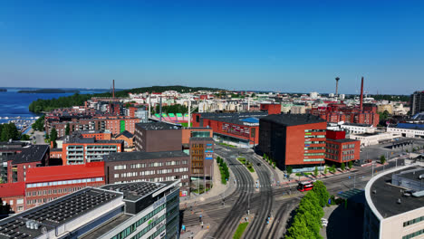 Drohnenaufnahme-Vor-Dem-Stadtteil-Ratina-Im-Sonnigen-Tampere,-Pirkanmaa,-Finnland