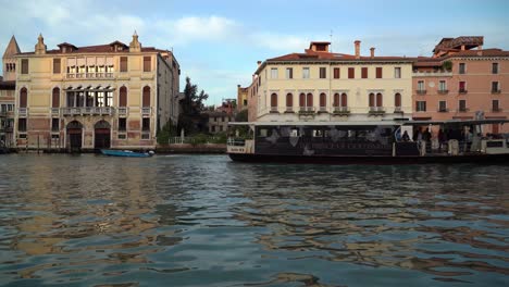 Boot-Mit-Touristen-Fährt-Durch-Den-Canale-Grande-In-Venedig