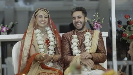 Porträt-Eines-Glücklichen-Paares-Während-Ihrer-Indischen-Hochzeitszeremonie