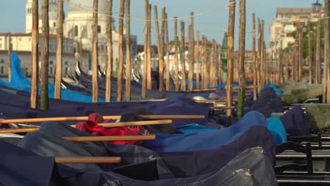 Góndolas-Tradicionales-En-El-Canal-Grande-De-Venecia.