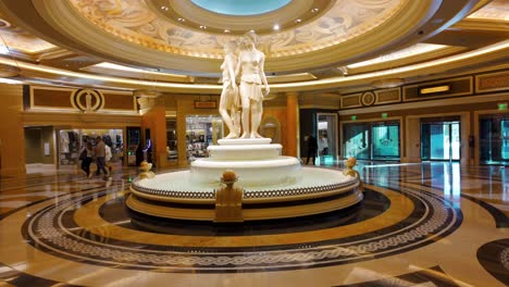 POV-Caminando-Alrededor-De-Estatuas-En-El-Vestíbulo-Del-Casino-Caesars-Palace