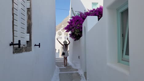Touristin-Tanzt-Und-Fühlt-Sich-Aufregend,-Geht-Auf-Einem-Wunderschönen-Pfad-Auf-Santorini,-Griechenland
