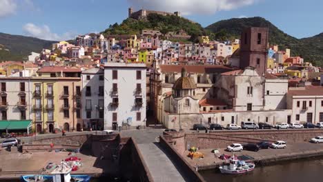 Capture-La-Esencia-De-Bosa,-La-Encantadora-Ciudad-De-Cerdeña,-Con-Fascinantes-Vistas-Aéreas-Desde-Un-Dron.