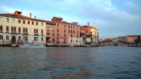 Kleine-Schnellboote-Fahren-Durch-Den-Canale-Grande-In-Venedig