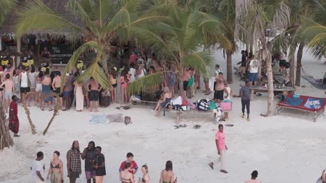 Eine-Bunt-Gemischte-Menschenmenge-Versammelte-Sich,-Um-Sich-Die-Sansibar-Tanzshow-An-Der-Küste-Des-Michamvi-Kae-Strandes-Anzusehen