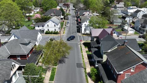 Autos-An-Der-Kreuzung-In-Einer-Kleinen-Historischen-Stadt-In-Amerika-An-Einem-Sonnigen-Tag