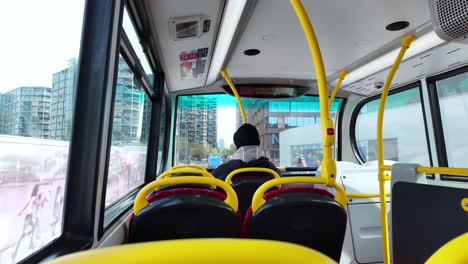 POV,-Sitzend-Auf-Dem-Oberdeck-Eines-Busses,-Der-Durch-London-Fährt