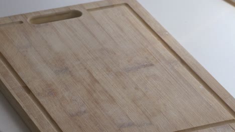 Removing-cut-bananas-from-the-cutting-board
