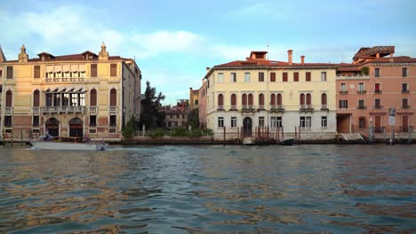 Schnellboote-Passieren-Am-Späten-Nachmittag-Den-Canale-Grande-In-Venedig