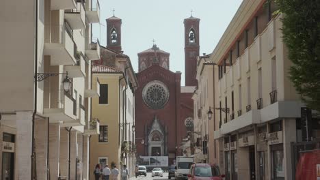 Templo-Osario-De-Bassano-Del-Grappa-Visto-Desde-La-Calle-En-Vicenza,-Véneto,-Italia