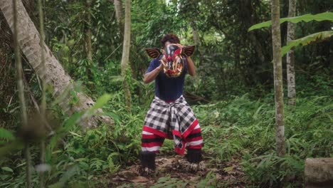 En-Medio-Del-Abrazo-De-La-Jungla,-Una-Bailarina-Balinesa-Encarna-La-Reverencia-Ancestral-A-Través-De-La-Danza-Sagrada-De-Máscaras-Barong-Bangkung,-Cada-Movimiento-Impregnado-De-Tradición-Y-Mito.