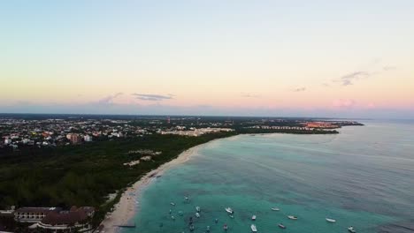 Puesta-De-Sol-Por-La-Tarde-En-La-Playa-De-Playa-Del-Carmen,-Vista-Aérea-De-La-Costa-Y-El-Horizonte