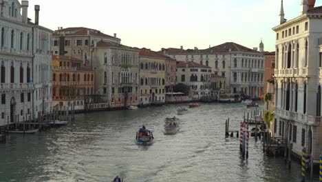 Schnellboote-Verlassen-Venedig-Vor-Sonnenuntergang-Durch-Den-Canale-Grande