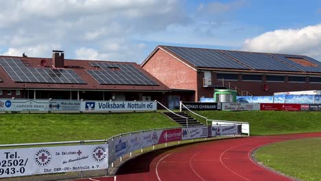 Moderno-Club-Deportivo-Alemán-Con-Paneles-Solares-En-El-Techo-Del-Edificio