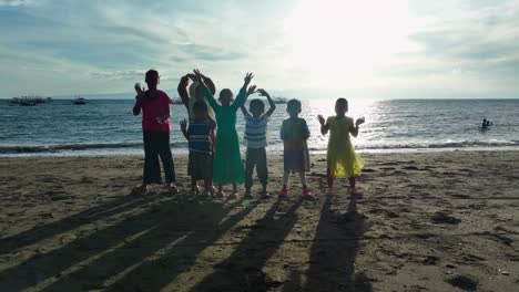 Glückliche-Philippinische-Kinder-Am-Sandstrand-Bei-Sonnenuntergang