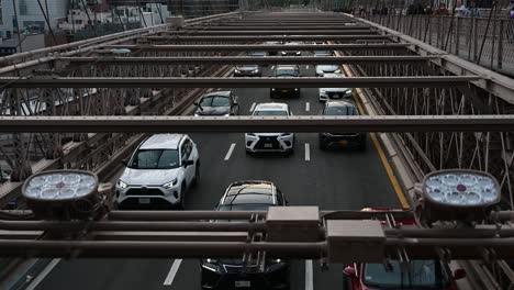 Tráfico-Circulando-Sobre-El-Puente-De-Brooklyn-En-Nueva-York,-Estados-Unidos