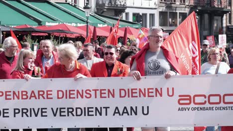 „Die-öffentlichen-Dienste-Stehen-Ihnen-Zur-Verfügung“:-Demonstranten-Mit-Transparenten,-Die-Für-öffentliche-Dienste-Werben