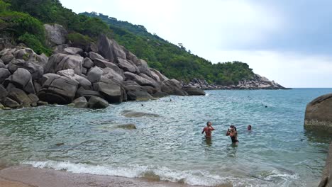 Gente-En-Una-Playa-Escondida-En-Tailandia-Haciendo-Snorkel-En-El-Océano