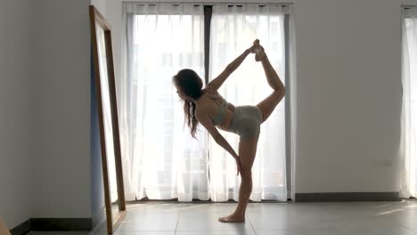 Yoga-Zu-Hause,-Ganzheitliche-Körperliche-Praxis-Zur-Förderung-Von-Gesundheit-Und-Wohlbefinden