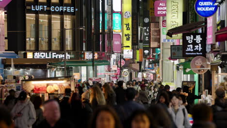 Menschen-Auf-Der-Berühmten-Einkaufsstraße-Myeongdong-In-Der-Nacht-In-Seoul,-Südkorea