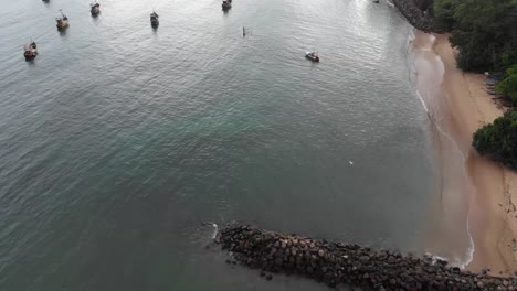 Vista-Aérea-Por-Drones-De-Barcos-Anclados-En-La-Bahía-De-Weligama,-Sri-Lanka