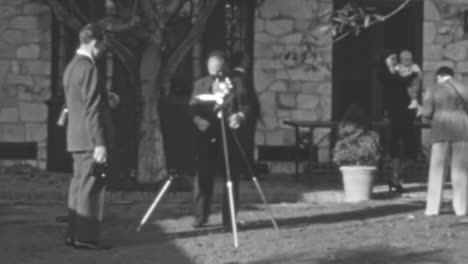 Mann-Fotografiert-Mit-Einer-Antiken-Kamera-Auf-Einem-Stativ-Bei-Tageslicht-In-Den-1930er-Jahren