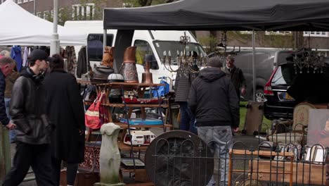 Antiquitäten-Auf-Der-Straße-Auf-Dem-Straßenmarkt-In-Amsterdams-Schickem-Viertel-Oud-Zuid-Ausgestellt