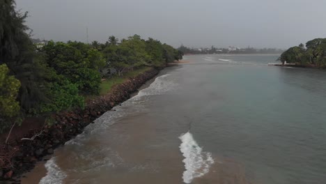 Drohnenschuss-Entlang-Der-Küste-Der-Insel-Taprobane-In-Der-Bucht-Von-Weligama,-Sri-Lanka