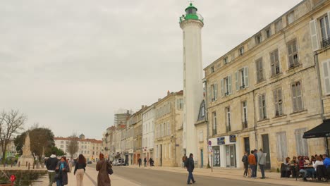 El-Faro-Verde-Cerca-Del-Antiguo-Puerto-En-La-Ciudad-Costera-De-La-Rochelle,-Francia.