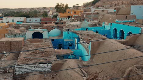 Vista-Panorámica-De-Los-Tejados-De-Las-Casas-De-Pueblo-Nubio-Al-Atardecer,-Asuán,-Egipto.