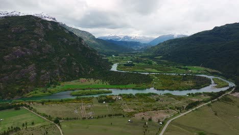 Luftaufnahme-Des-Gewundenen-Flusses-Futaleufu,-Der-Sich-Durch-Den-Talboden-In-Patagonien-Schlängelt