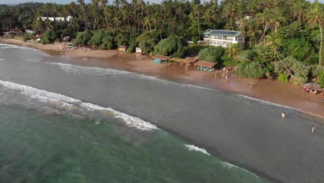 Luftaufnahme-Der-Wellen,-Die-Am-Ufer-Des-Strandes-Von-Hiriketiya-In-Sri-Lanka-Brechen