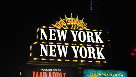 Las-Vegas,-USA,-New-York,-New-York-Casino-Hotel-Resort-Logo-Schild-In-Der-Nacht