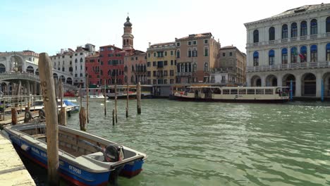 Panoramablick-Auf-Den-Canale-Grande-In-Venedig-Mit-Der-Rialtobrücke-Im-Hintergrund