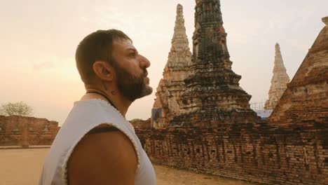 Staunend-Blickte-Man-Auf-Wat-Chaiwatthanaram