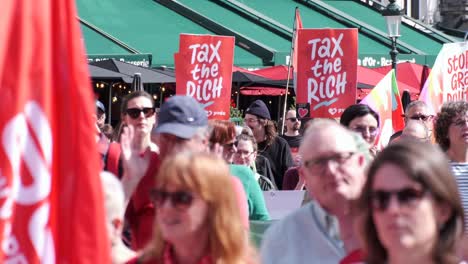 Schilder-Und-Banner-Zur-Besteuerung-Der-Reichen-Während-Der-Demonstration-Zum-Tag-Der-Arbeit-Der-Linken